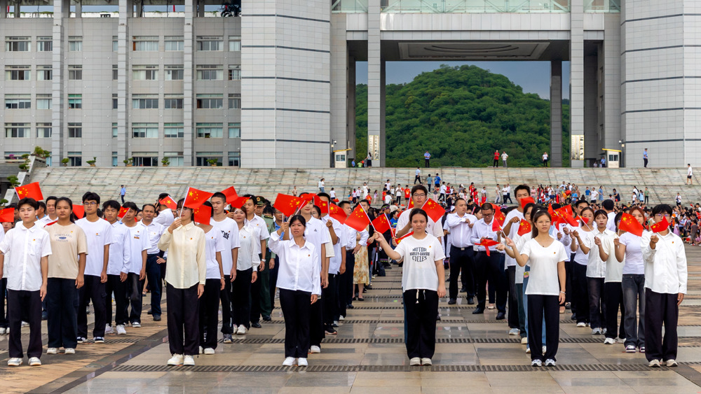 青春向祖國(guó) 共慶華誕時(shí) | 我校學(xué)生代表參加崇左市國(guó)慶升國(guó)旗儀式